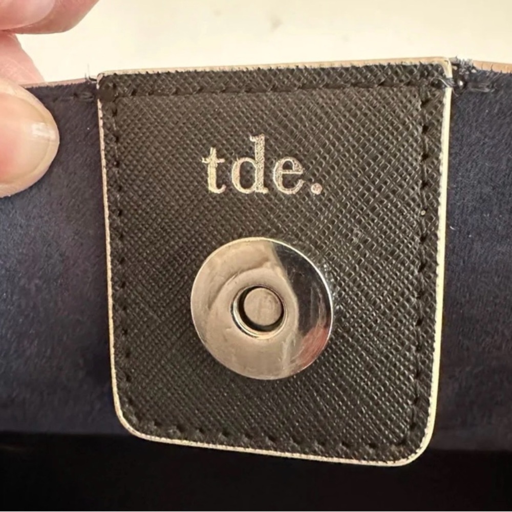 tde. Large Black Leather Shoulder Bag with Wrist Strap - Picture 3 of 9